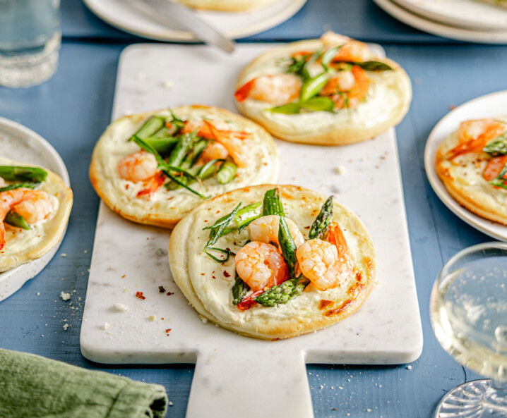 Snack-Pizzen mit grünem Spargel und Garnelen