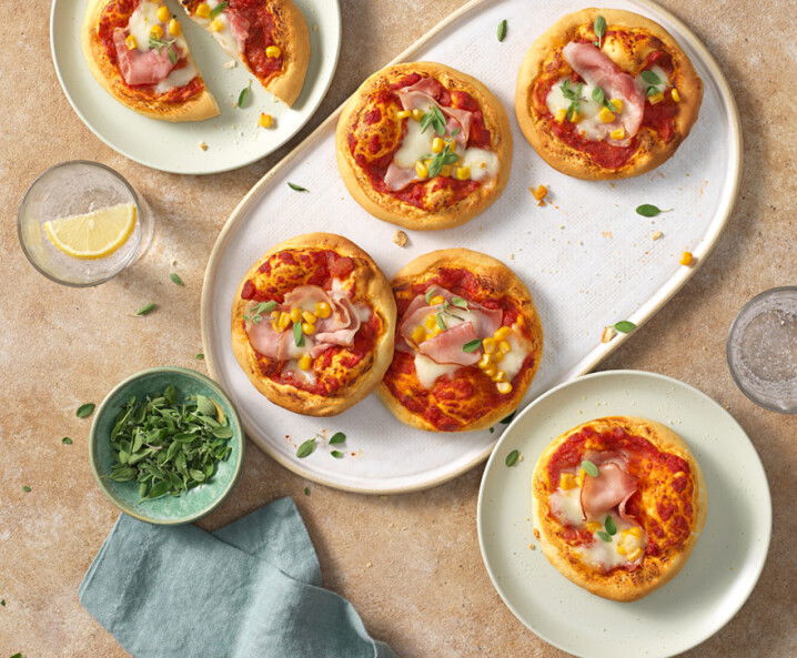 Snack-Pizzen mit Schinken und Mais