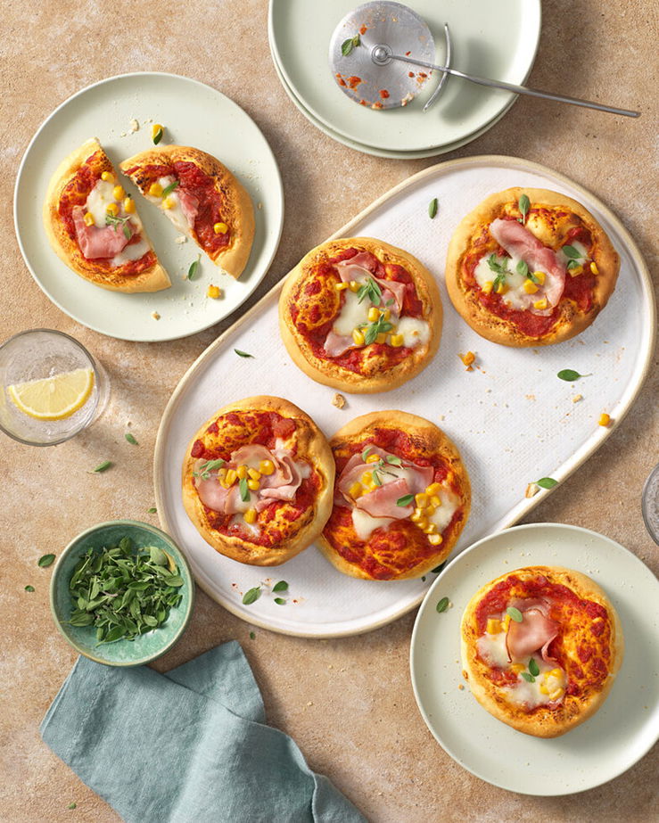 Snack-Pizzen mit Schinken und Mais