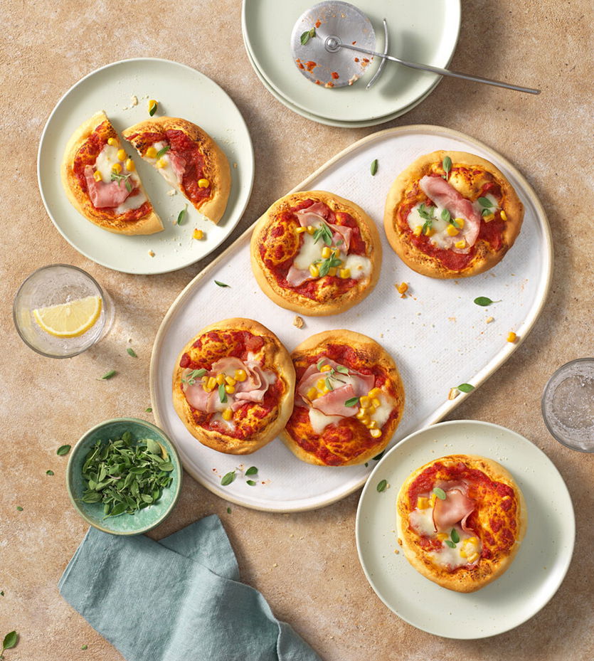 Snack-Pizzen mit Schinken und Mais