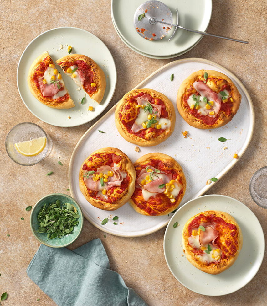Snack-Pizzen mit Schinken und Mais