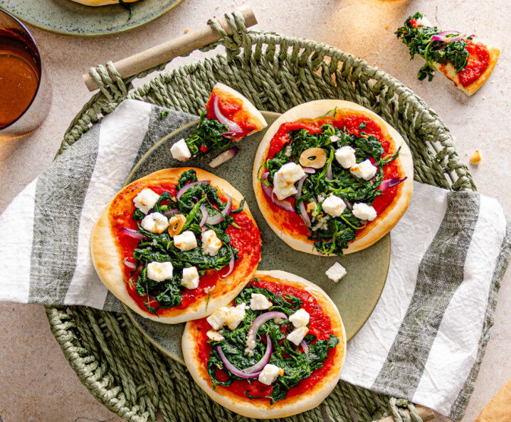 Snack-Pizzen mit Spinat und Feta