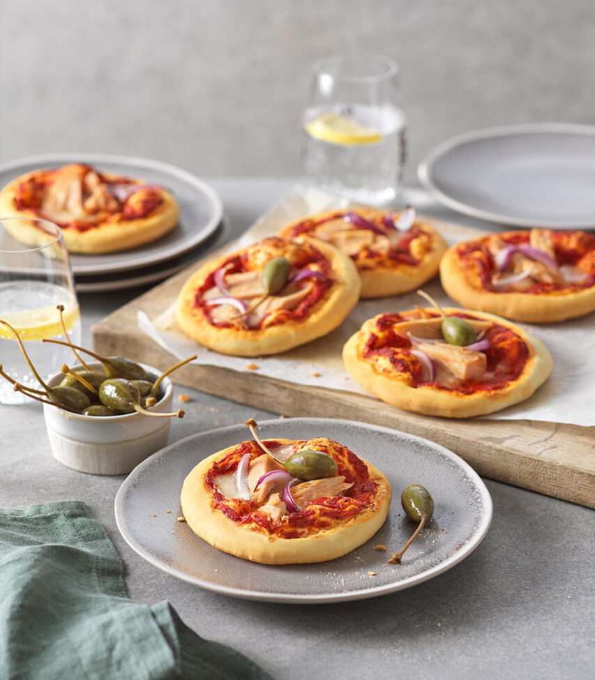 Snack-Pizzen mit Thunfisch und Zwiebeln