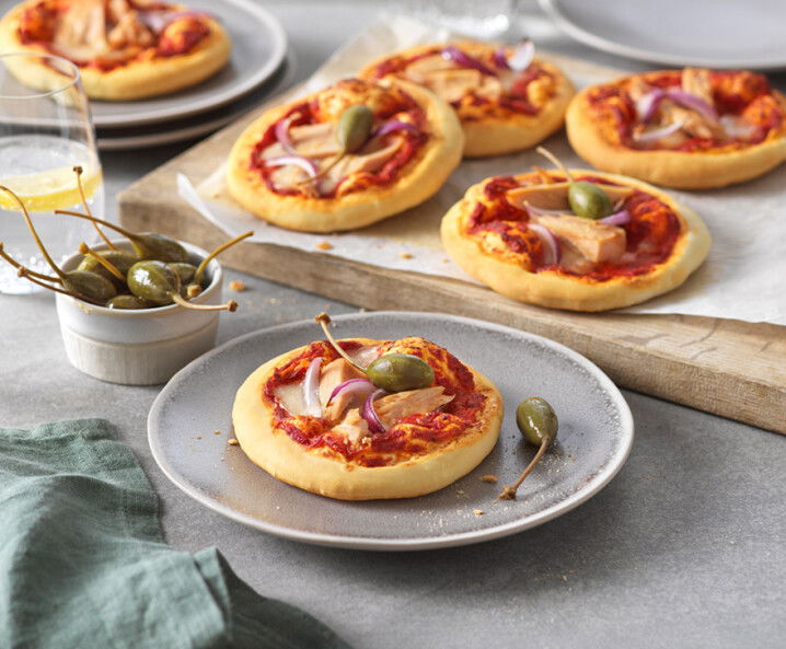 Snack-Pizzen mit Thunfisch und Zwiebeln