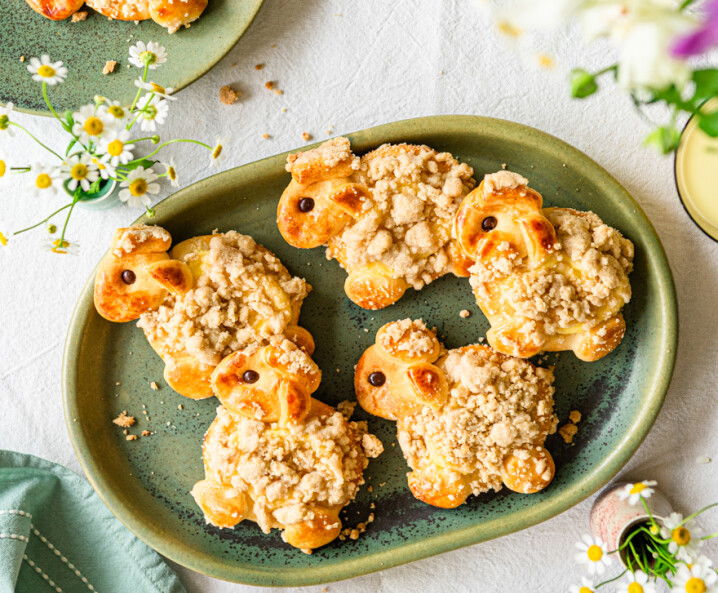 Streusel-Schäfchen aus Hefeteig