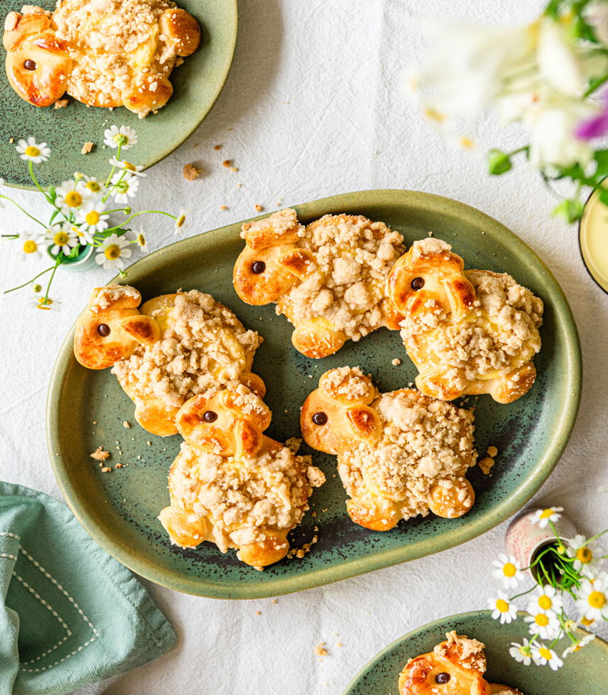 Streusel-Schäfchen aus Hefeteig