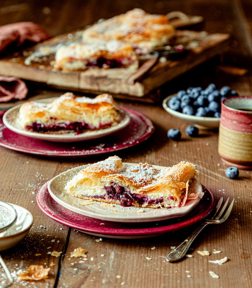 Topfen-Heidelbeer-Strudel mit Blätterteig