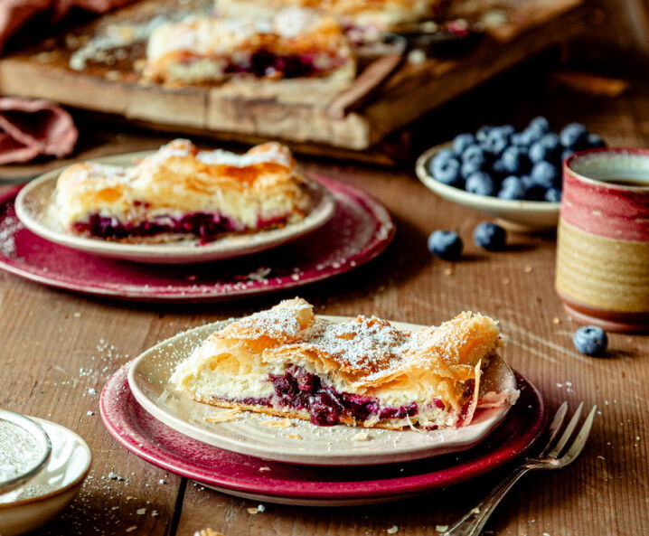 Topfen-Heidelbeer-Strudel mit Blätterteig