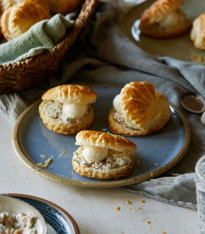 Blätterteig-Muscheln mit Räucherlachs-Frischkäse Füllung