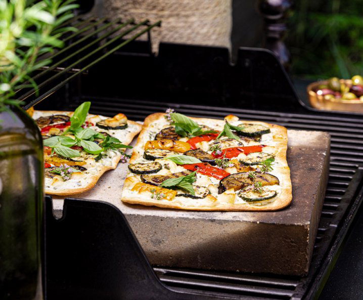 Flammkuchen am Grill mit Tsatsiki und Grillgemüse
