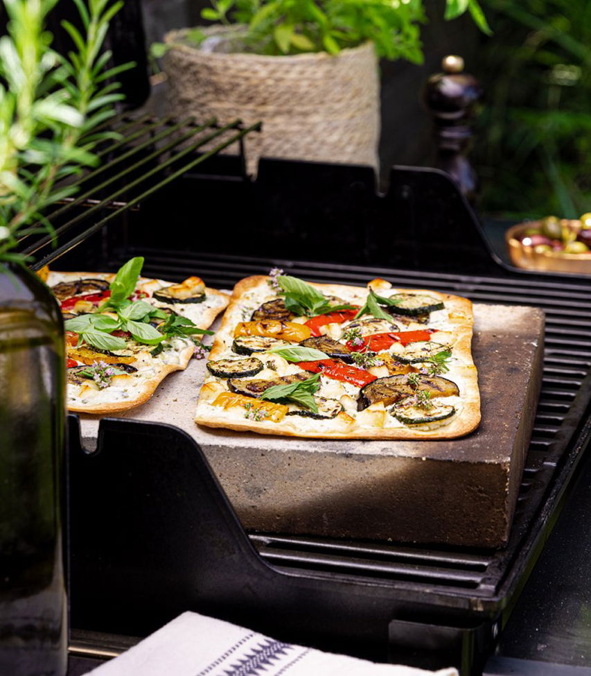 Flammkuchen am Grill mit Tsatsiki und Grillgemüse