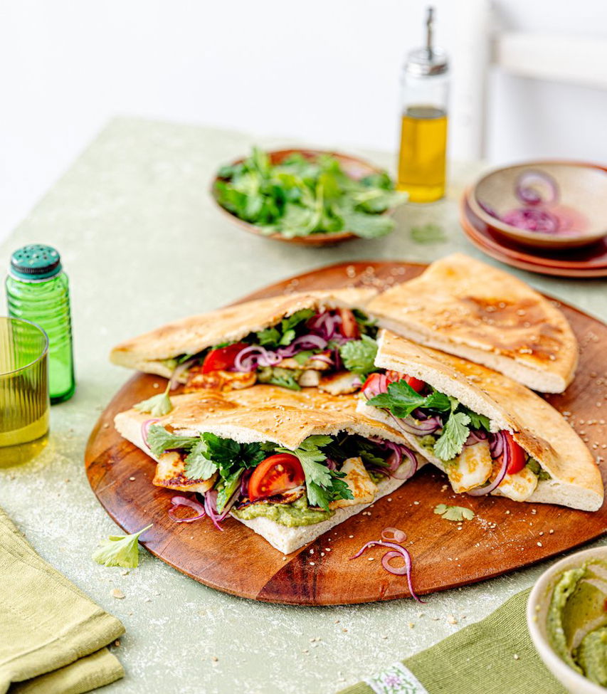 Gefülltes Ofenbrot mit Guacamole, Tomaten und Halloumi