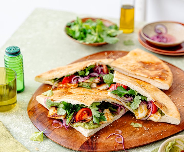 Gefülltes Ofenbrot mit Guacamole, Tomaten und Halloumi