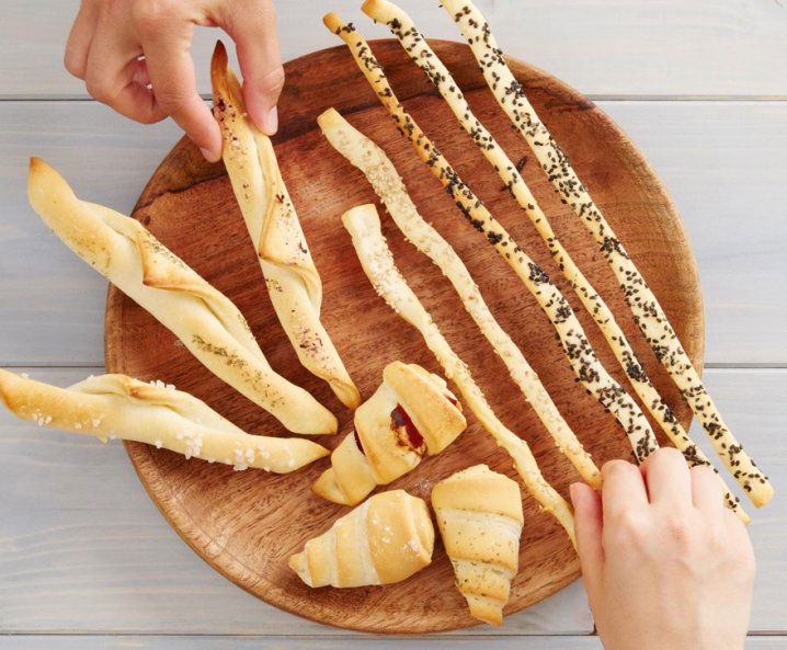 Schnelle Kräuter- & Salzstangerl aus Pizzateig