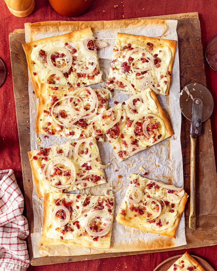 Original Elsässer Flammkuchen mit Speck und Zwiebel