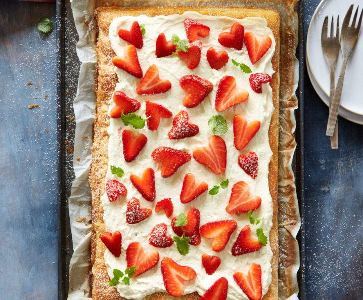Süße-Blätterteigpizza mit Vanillecreme und Erdbeeren