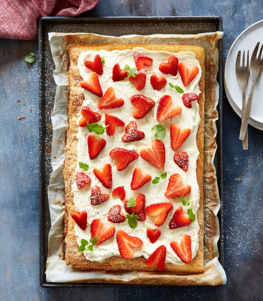Süße-Blätterteigpizza mit Vanillecreme und Erdbeeren