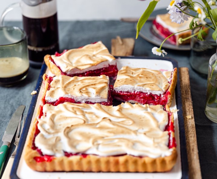 Süßer Rhabarberkuchen mit Baiserhaube