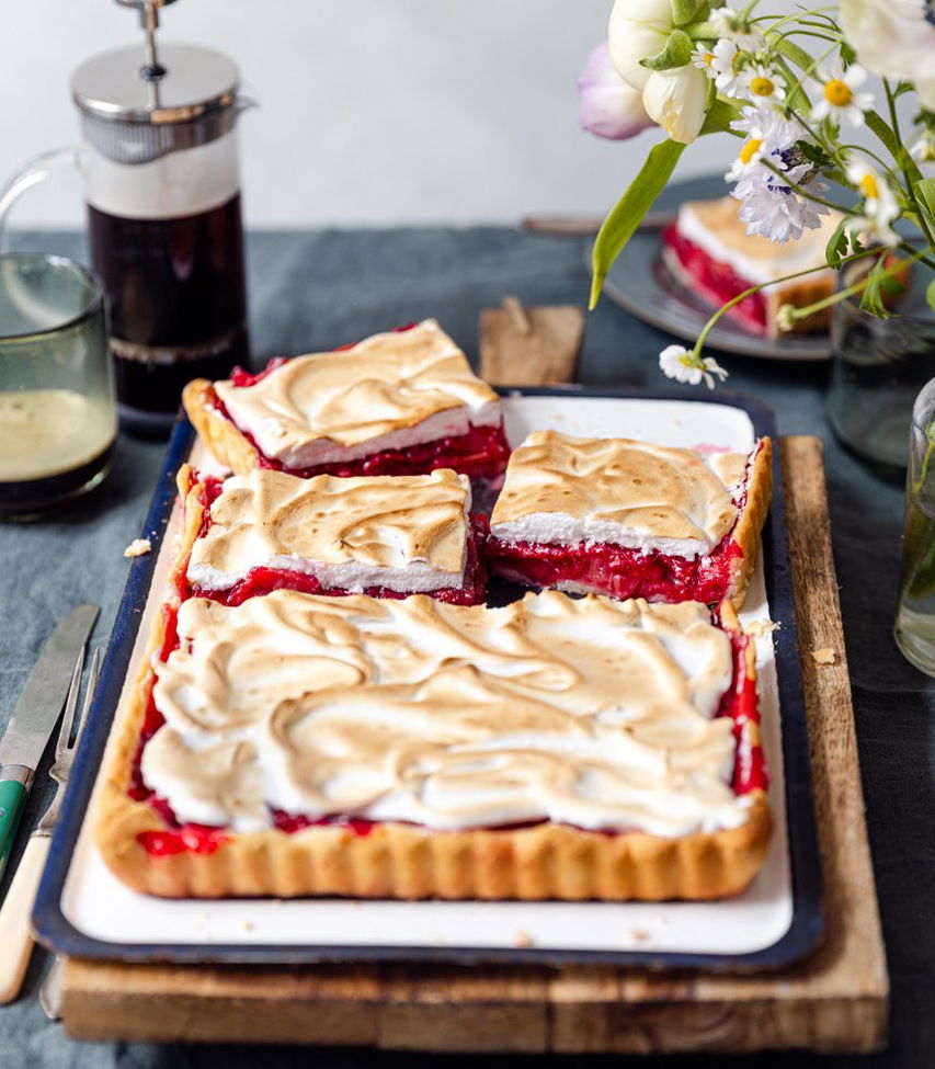 Süßer Rhabarberkuchen mit Baiserhaube