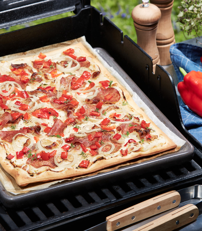Ungarische Salami-Paprika Pizza vom Grill