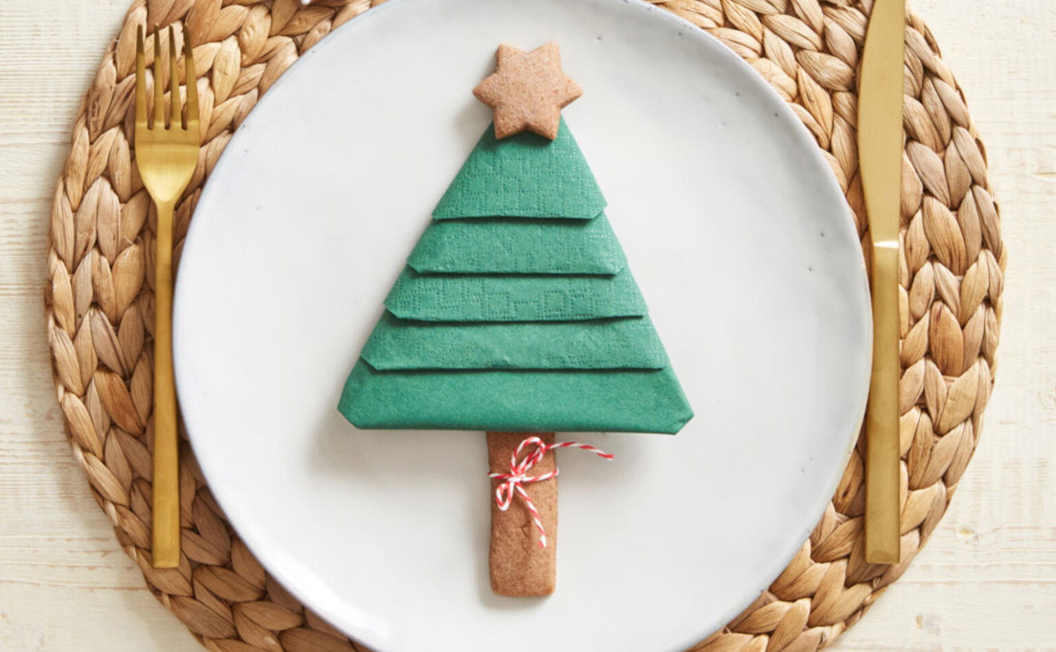 DIY Tannenbaum aus Serviette falten