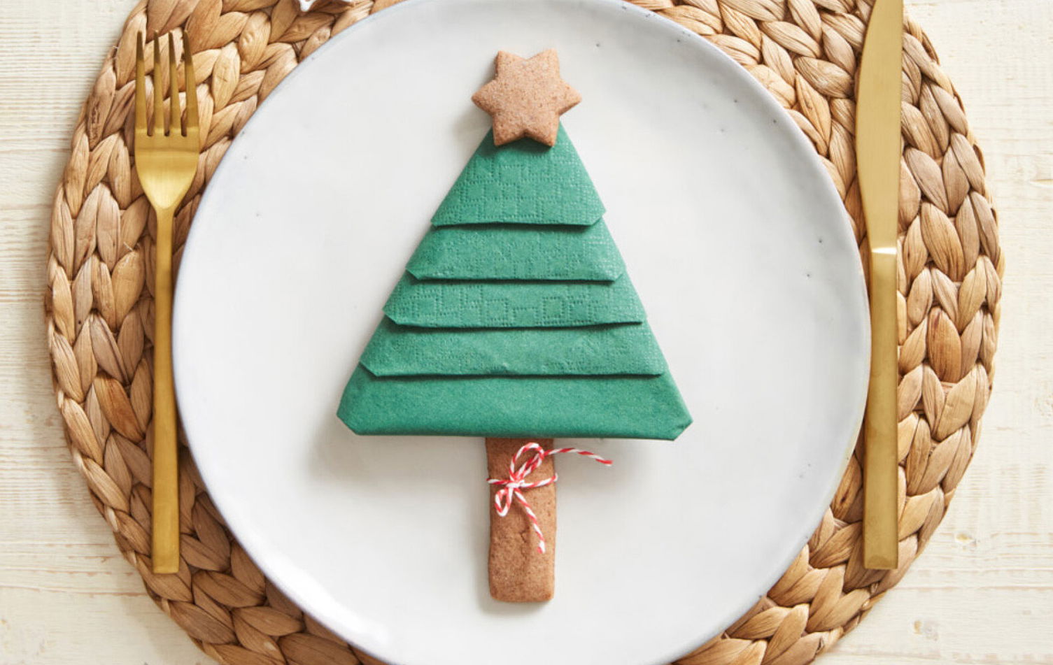 DIY Tannenbaum aus Serviette falten