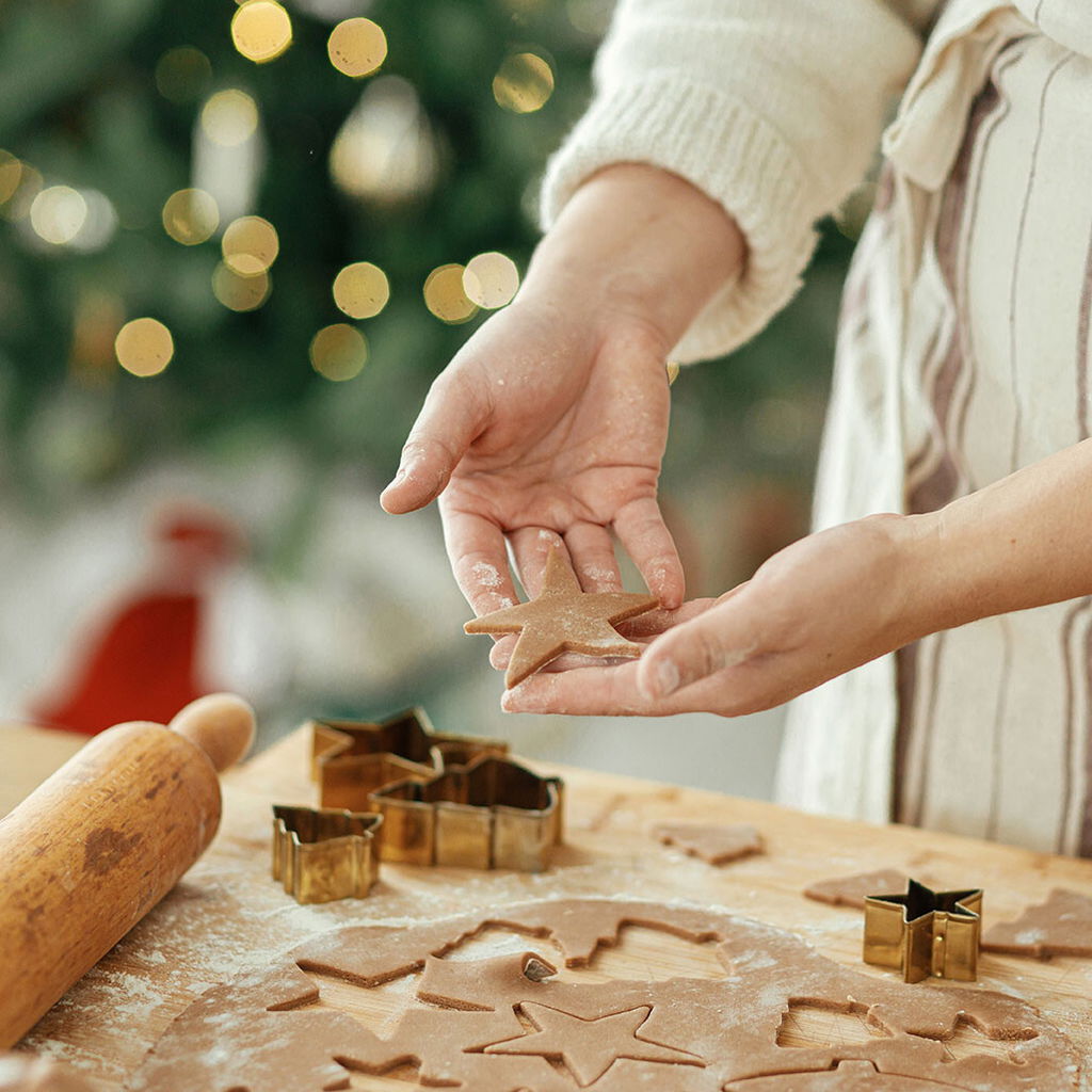 Lebkuchen-Geschenkanhänger: Kekse ausstechen