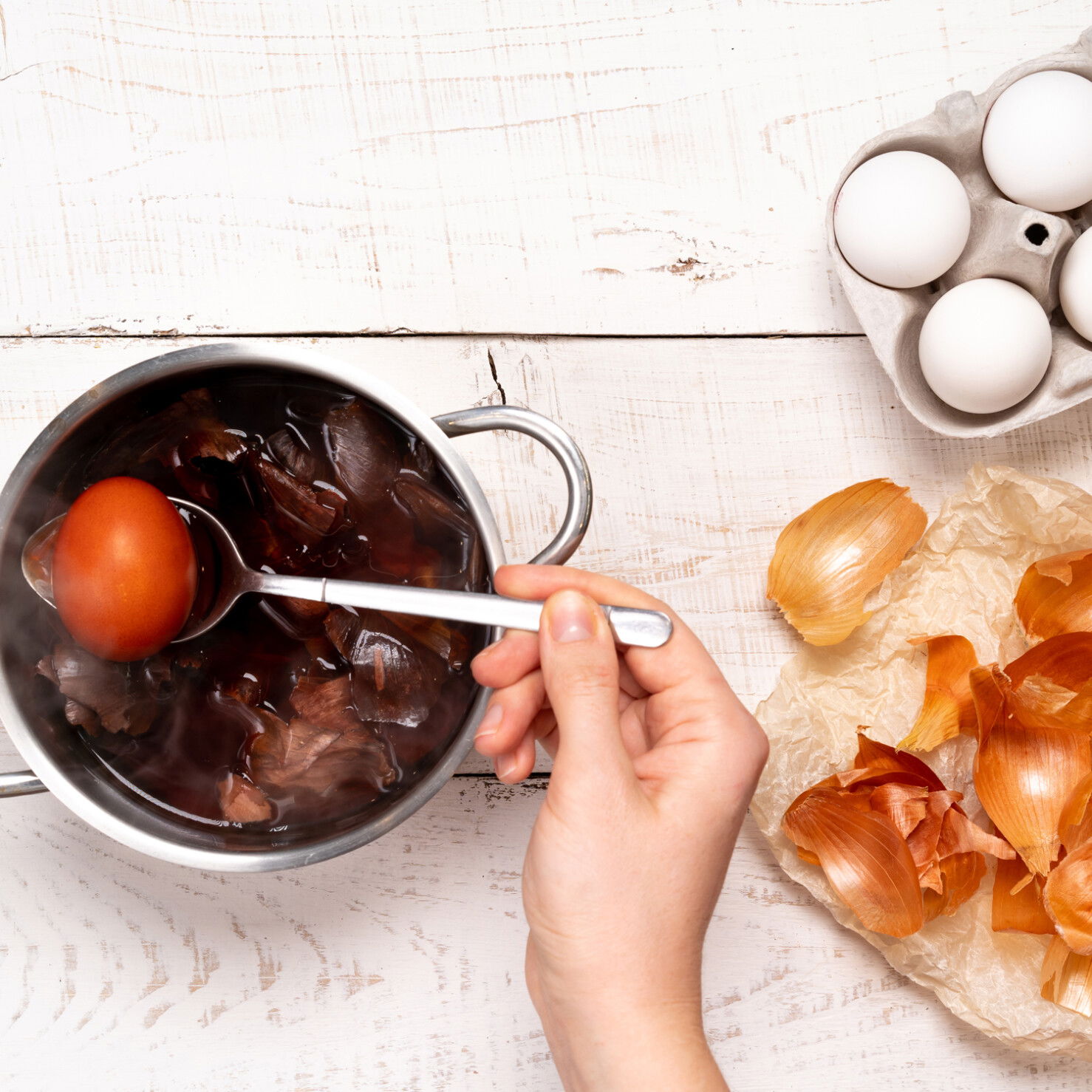 Eier färben mit Zwiebelschalen