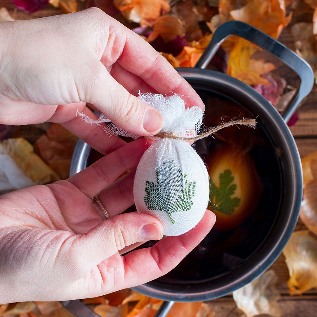 Osterei färben Blattmotiv