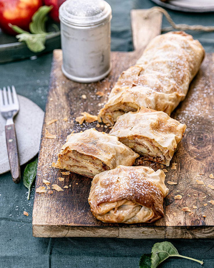 Altwiener Apfelstrudel aus gezogenem Strudelteig - Tante Fanny