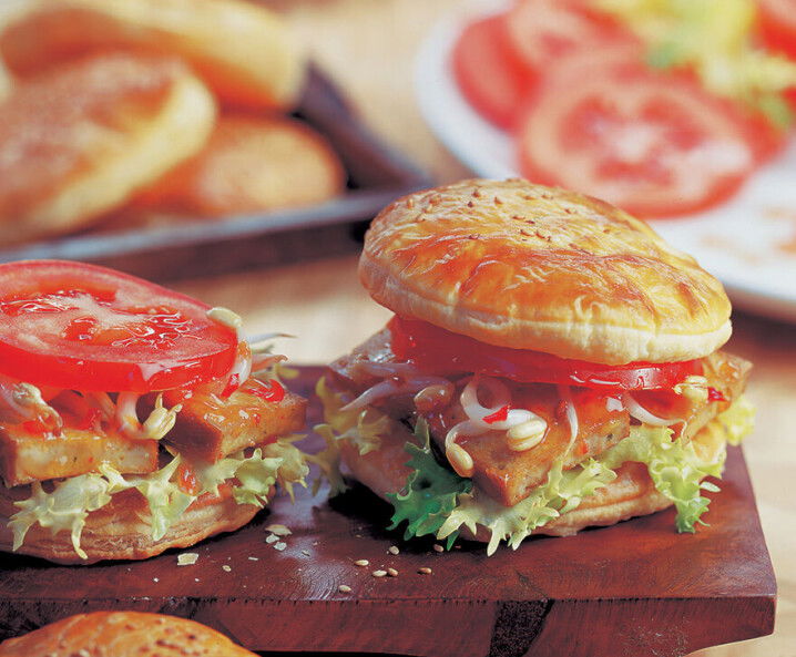 Vegane Blätterteigburger mit Räuchertofu