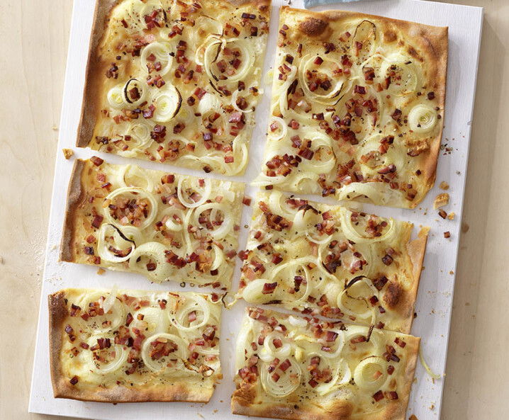 Flammkuchen mit Zwiebel und Speck nach Elsässer Art