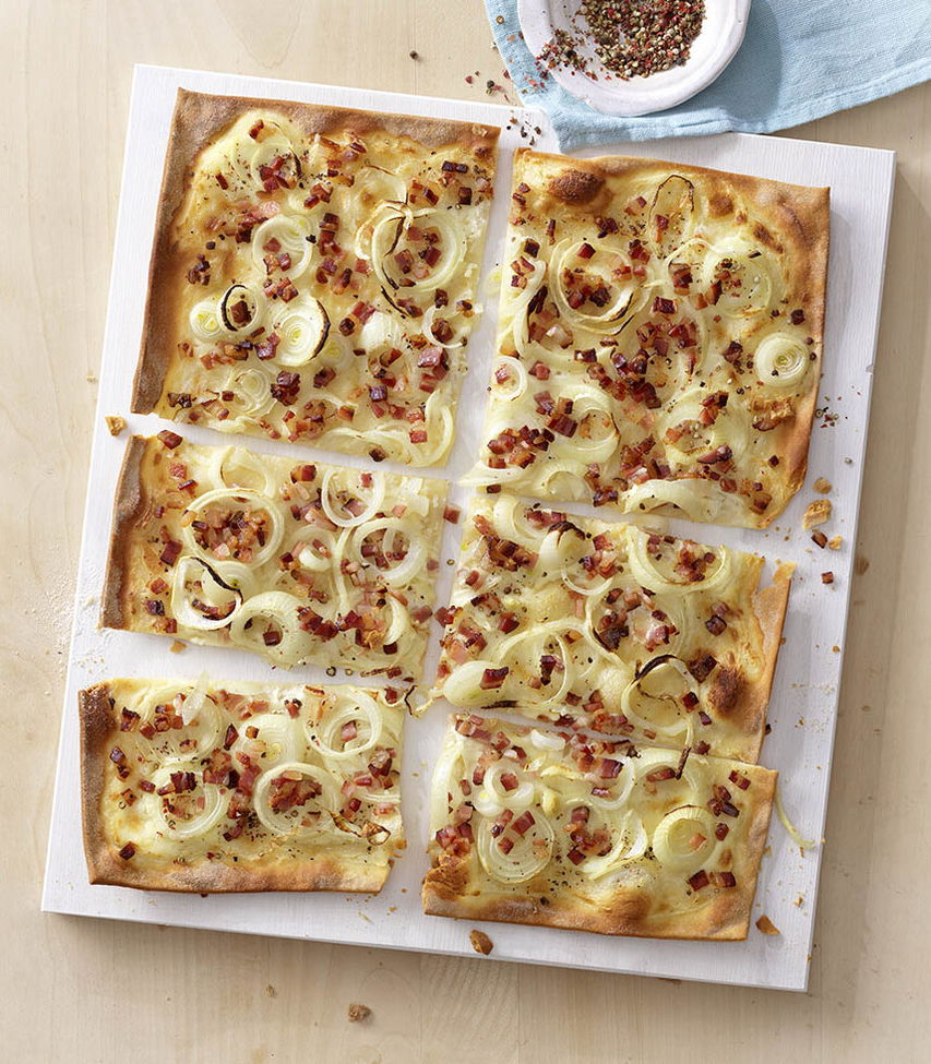 Flammkuchen mit Zwiebel und Speck nach Elsässer Art