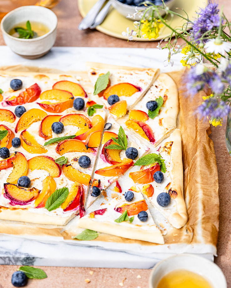 Flammkuchen mit Pfirsich und Heidelbeeren