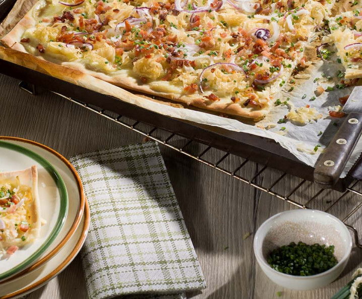 Flammkuchen mit Sauerkraut und Speck