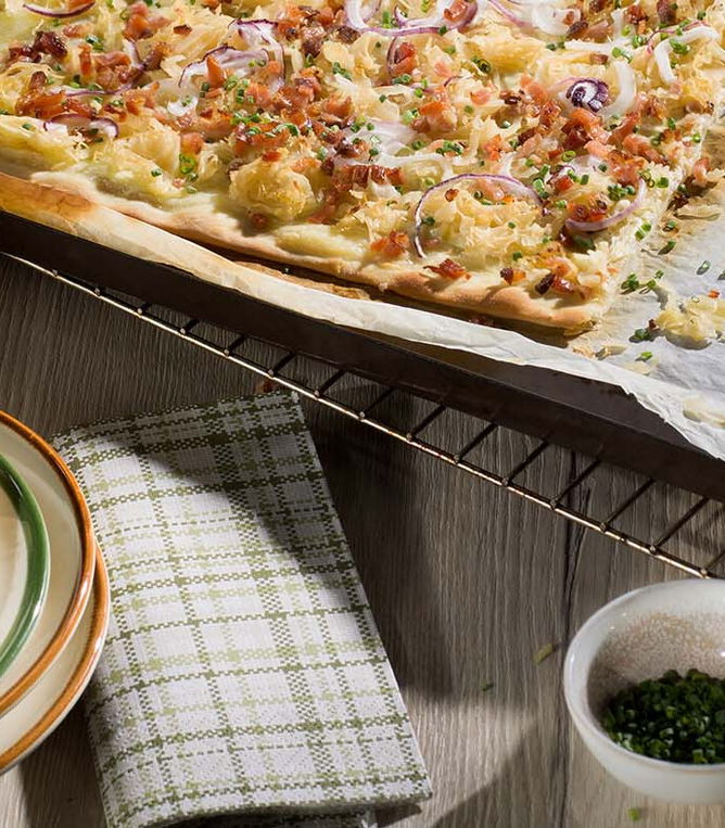 Flammkuchen mit Sauerkraut und Speck