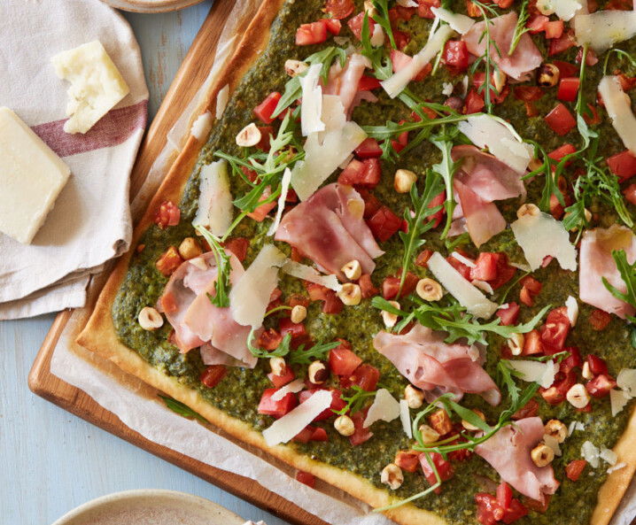 Rezept für Flammkuchen mit Schinken und Rucola-Pesto