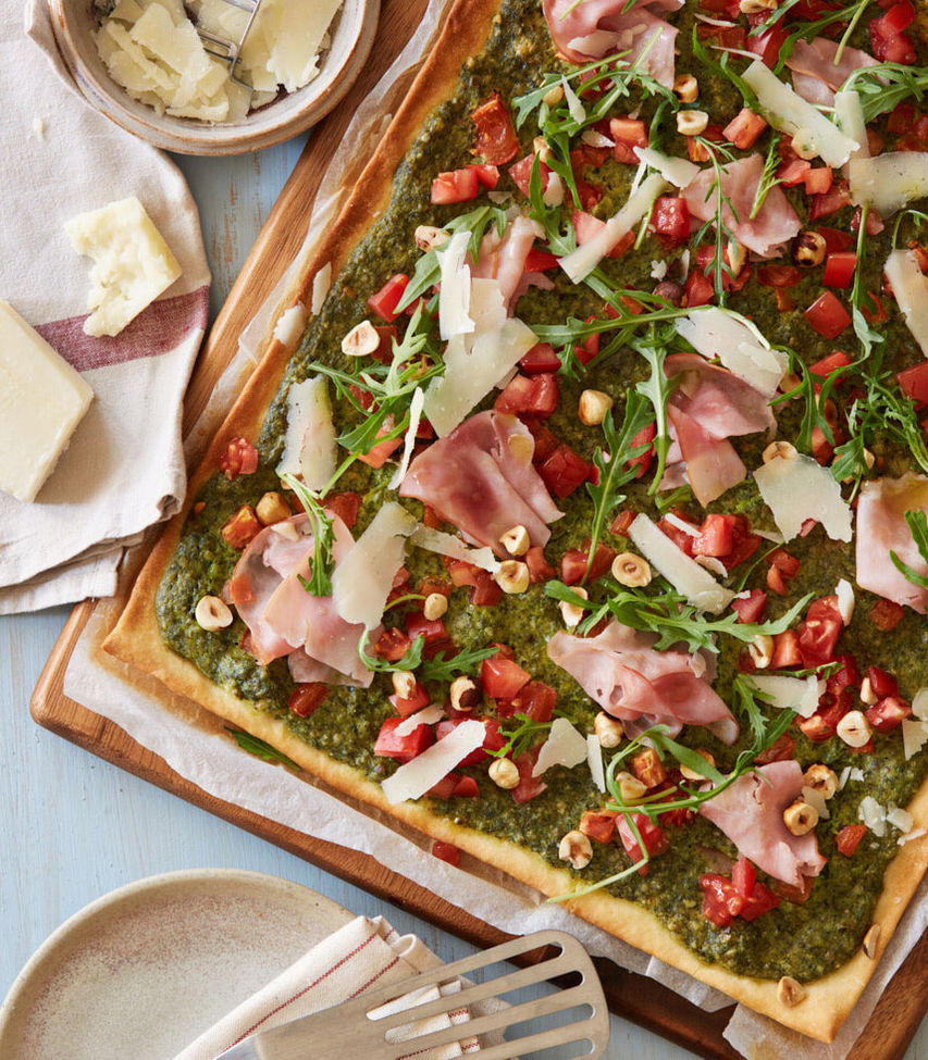 Rezept für Flammkuchen mit Schinken und Rucola-Pesto