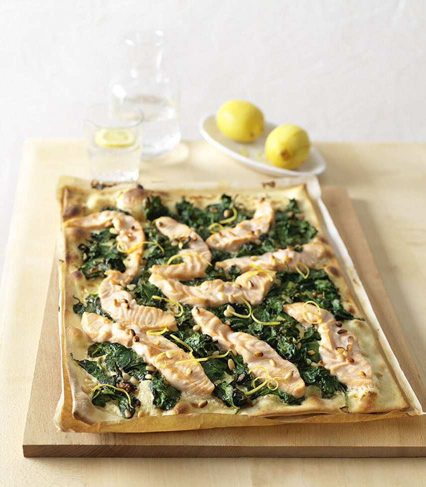 Flammkuchen mit Lachs und Spinat