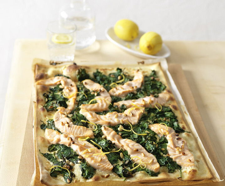 Flammkuchen mit Lachs und Spinat