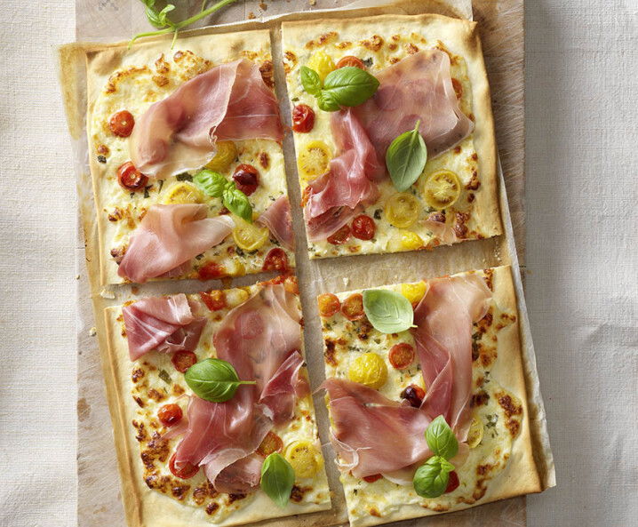Flammkuchen mit Parmaschinken und Tomaten