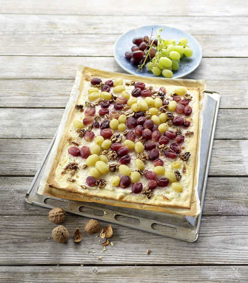 Flammkuchen mit Weintrauben und Walnuss