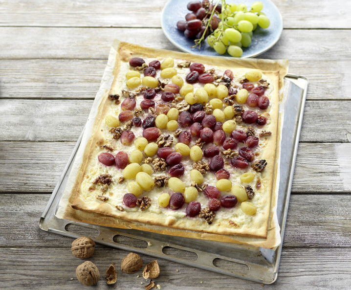 Flammkuchen mit Weintrauben und Walnuss