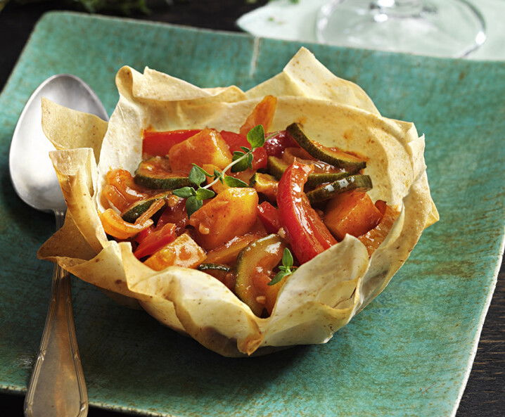 veganes Gemüsegulasch im Strudel Körbchen Tante Fanny
