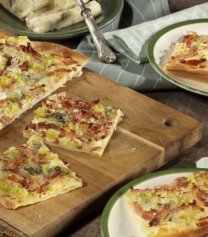 Gorgonzola Flammkuchen mit Speck