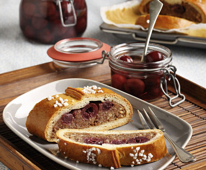 Kirschstrudel mit Nuss