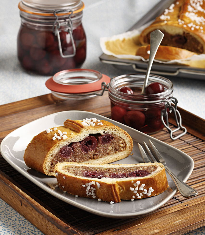 Kirschstrudel mit Nuss