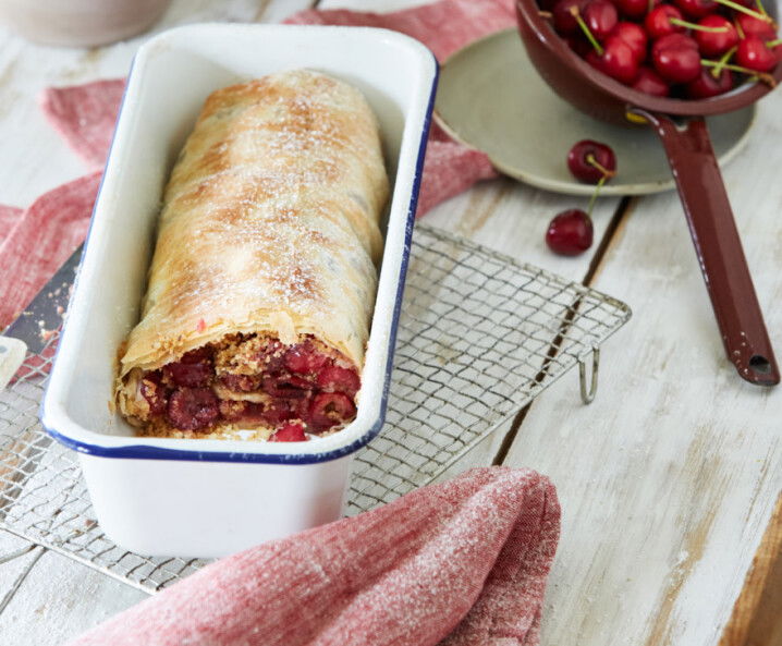 Kirschenstrudel mit Nüssen
