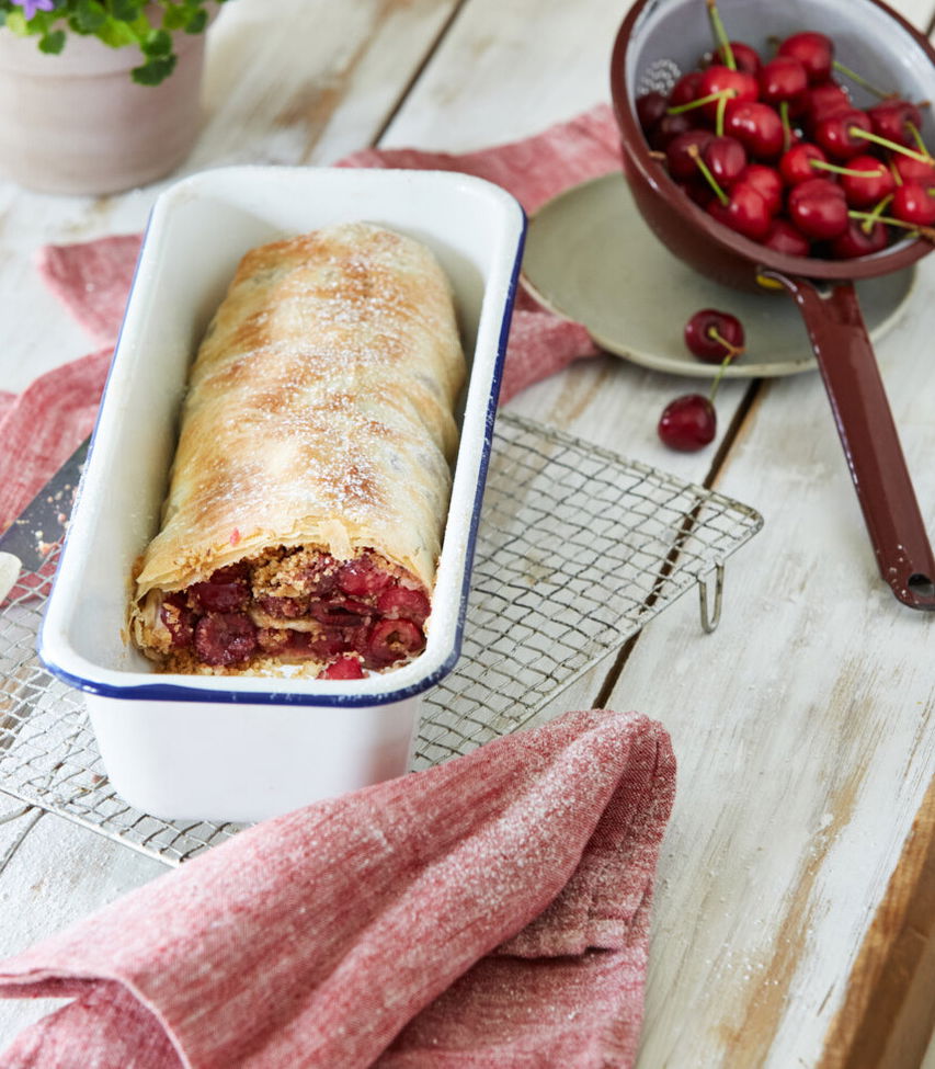 Kirschenstrudel mit Nüssen