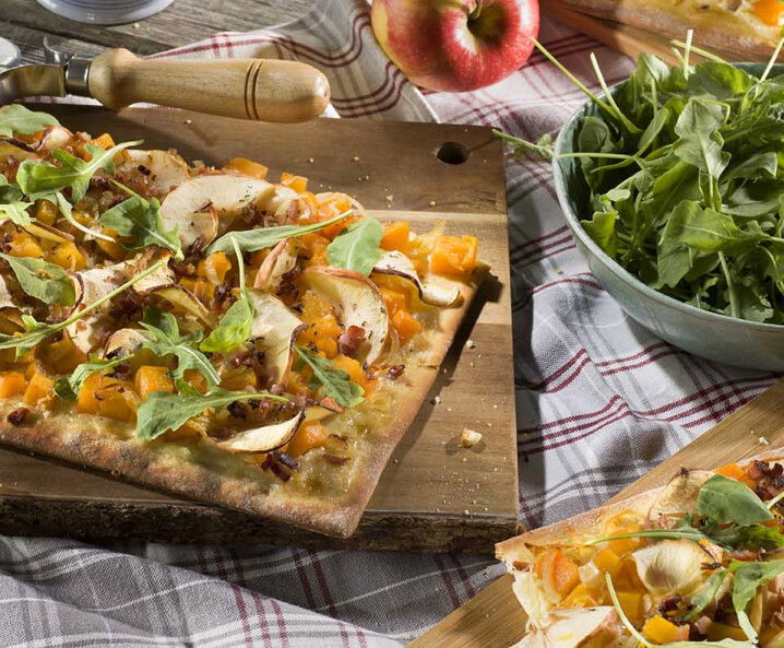 herbstliche Kürbispizza mit Apfel